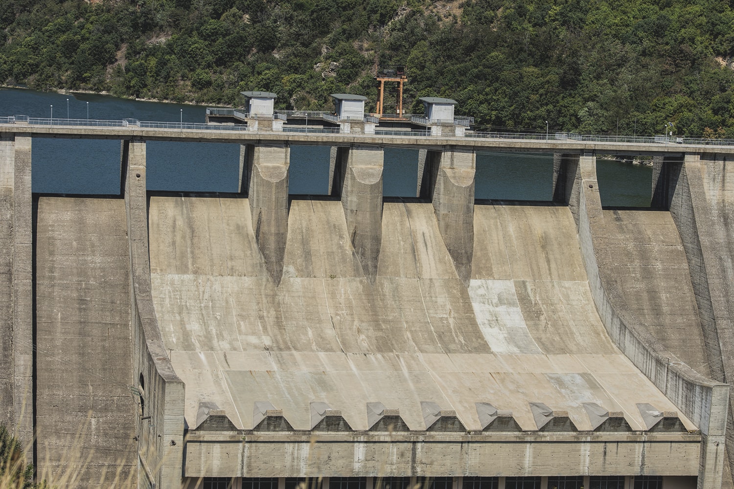 Стената на яз. Ивайловград